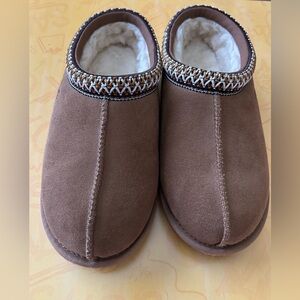 UGG girls short booties, Sz 2